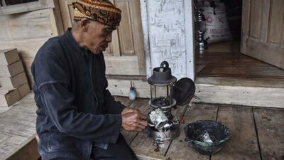Kampung Naga Tasikmalaya, Hidup Tanpa Listrik dan Arsitektur Seragam di Tengah Arus Modernisasi