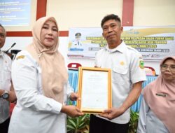Wabup Tuti Serahkan SK Pensiun Kepada Ratusan PNS Kuningan yang Memasuki Purna Bhakti pada 2026