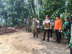 Wabup Fajar Pimpin Pembersihan Material Longsor di Jalan Sumedang- Subang