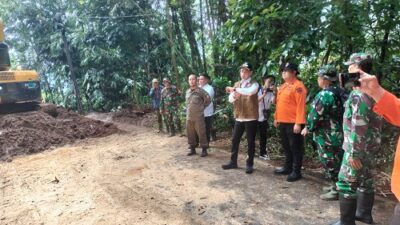 Wabup Fajar Pimpin Pembersihan Material Longsor di Jalan Sumedang- Subang
