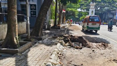 Tidak Perhatikan Serapan Air, Walhi Jabar Kritik Renovasi Trotoar di Bandung