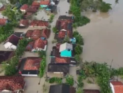 Ratusan Rumah di Karawang Terendam Banjir, Warga Dievakuasi