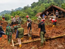 3 Warga Diduga Masih Tertimbun Longsor di Kabupaten Bandung