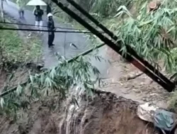 LONGSOR CICILIN: Jalan Penghubung Putus, Warga Bandung Barat Terisolir