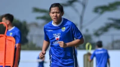 Gelandang Persib Pulih! Adam Alis Mulai Berlatih Jelang Laga Kontra Bhayangkara FC