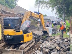 Jalan Terusan Gegerkalong Sariwangi Bandung Barat Tertutup Longsor  