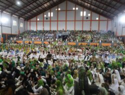 Kuningan Bertasbih Digelar LKKS, Mamah Dedeh Sapa Ribuan Jemaah