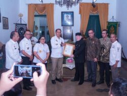Selamatkan Warisan Leluhur, Kanwil Kemenkum Jabar Serahkan Sertifikat KIK di Karaton Sumedang Larang