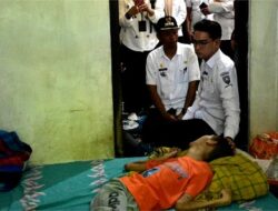 Wabup Fajar Kunjungi Kurniawan yang Lumpuh Sejak Lahir
