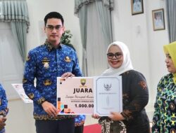 Wabup Sumedang Fajar Menyerahkan Penghargaan untuk Bidan