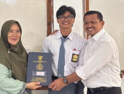 Bupati Sumedang Ambil Rapor Anaknya di Sekolah