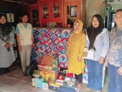 Pemdes Sukajaya bersama Kemensos Serahkan Bantuan ke Nenek Inah Warga Lanjut Usia