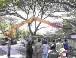 Pemkab Bekasi Tertibkan 172 Bangunan Liar di Bantaran Kalimalang