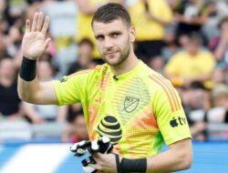 HEBOH KIPER TIMNAS! Maarten Paes Dikabarkan Merapat ke Persib, Langsung Digeruduk Bobotoh     
