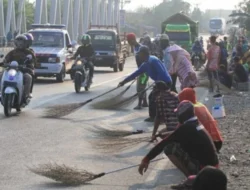 Saat Nataru, Tradisi Lempar Koin di Jembatan Sewo Dilarang