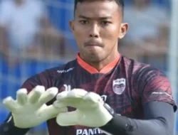 LUAR BIASA! Kiper Persib Teja Gagalkan Penalti Silva 