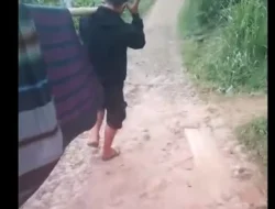 Akibat Jalan Rusak, Warga Sakit Digotong Pakai Sarung di Bandung Barat 