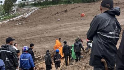 Longsor Cisarua KBB: Puluhan Orang Masih Hilang, Tim SAR Perluas Lokasi Pencarian Korban  