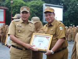 Wali Kota Bekasi Pimpin Apel Senin Pagi dan Serahkan Berbagai Penghargaan