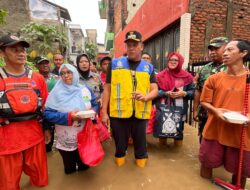 Banjir Rendam Gang Mawar Margahayu, Wali Kota Bekasi Turun Langsung Serap Aspirasi Warga