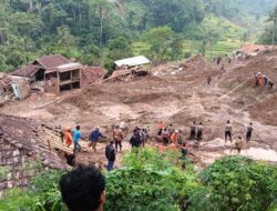 Longsor di Cisarua KBB: 30 Rumah Tertimbun, Warga Hilang Masih Dicari