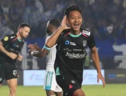 Super League: Baru 5 Menit Main Persib Jebol Gawang Persija Lewat Kaki Beckham  