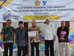 Peduli Kebijakan Sosial, Bupati Kuningan Raih Anugerah Social Worker Teladan