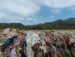 Pantai Talanca Sukabumi Kembali Dipenuhi Sampah Kain