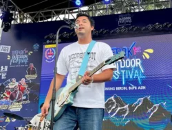 Diguyur Hujan, Warga Tetap Larut dalam Konser Nadhif Basalamah di Depok 1st Outdoor Festival