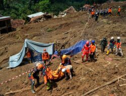 Tim SAR Pakai Drone untuk Mapping Pencarian Korban Longsor di Bandung Barat
