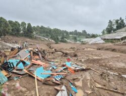 Dedi Mulyadi Tinjau Longsor Cisarua KBB, Putuskan Lahan Dihutankan Kembali