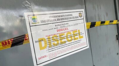 Satpol PP Kota Bandung Tertibkan Bangunan Ilegal di Jalan Pandanwangi Cijawura