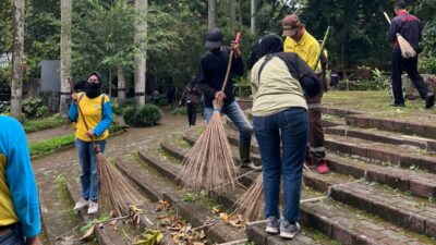 Respon Keluhan Warga, Kecamatan Coblong Gaspol Bersihkan Kebun Binatang Bandung
