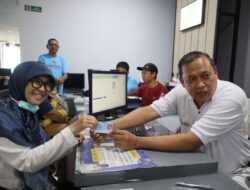 Coba Langsung Cetak KTP, Wali Kota Bekasi Pastikan Pelayanan Ekstra di MPP Berjalan Optimal