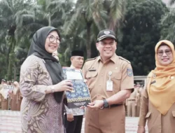 Masuki Masa Purnabakti, Sekda Depok Serahkan SK Pensiun ke Tiga ASN