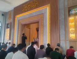 Jamaah Mushola Ar-Rahmat Simak Khutbah Khotib Jumat. Inilah Pesan Amaliah Ramadhan!