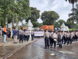 Warga Terdampak Penutupan Tambang di Bogor Demo di Gedung Sate, Menagih Janji KDM