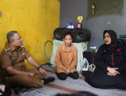 Atap Rumah Bocor, Harapan Datang: Bupati Dian Sambangi Rumah Ibu Iing