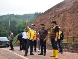 Pembersihan Material Longsor,  Jalan Lingkar Utara Jatigede Ditutup Sementara