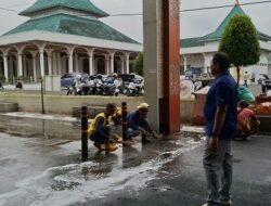 Bupati Dony Ahmad Munir Pimpin Bersih-bersih Alun-alun Sehari Sebelum Puasa