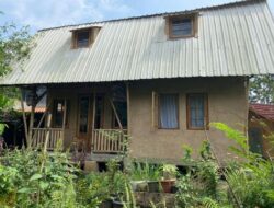 Warga Cimahi Bangun Rumah Pakai Tanah dan Bambu 