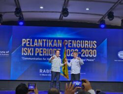 Prof. Dadang Rahmad Hidayat menyerahkan Pataka ISKI kepada Prof. Atwar Bajari sebagai Ketum ISKI periode 2026 – 2030