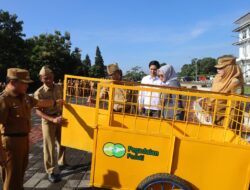 Pegadaian Serahkan 12 Gerobak Sampah, Bupati Dian Tekankan Pentingnya Kolaborasi