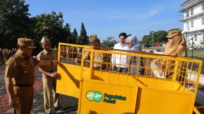 Pegadaian Serahkan 12 Gerobak Sampah, Bupati Dian Tekankan Pentingnya Kolaborasi