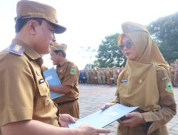 Bupati Serahkan SK Penugasan dan Alih Tugas Kepala Sekolah serta Berikan Stimulan Satlinmas