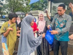 Langkah Nyata Kemenkum Jabar: Kolaborasi Humanis Bareng DWP Bagikan Takjil di Depan Kantor