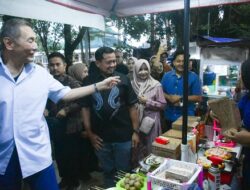 Jusuf Hamka dan Bupati Dony Ngabuburit di Alun-Alun Sumedang, Borong Takjil untuk Warga