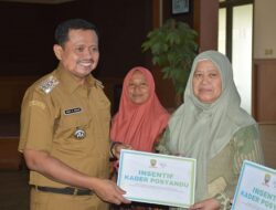Bupati Dony Serahkan Insentif Kader Posyandu