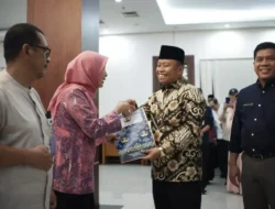 Masuk Masa Purnabakti, Wali Kota Depok Serahkan SK Pensiun ke Tiga ASN
