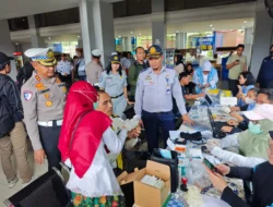 Sidokkes Polres Metro Depok Periksa Kesehatan Pengemudi Bus di Terminal Jatijajar